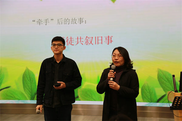 圖2.2  敘舊  強(qiáng)獻(xiàn)娟師徒.jpg