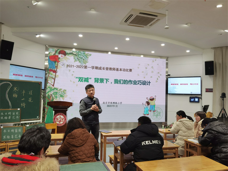圖12.2評委代表馮毅副校長給大家做指導(dǎo).jpg