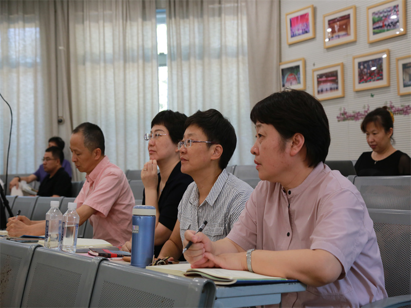 4.校長(zhǎng)們聽(tīng)課.jpg