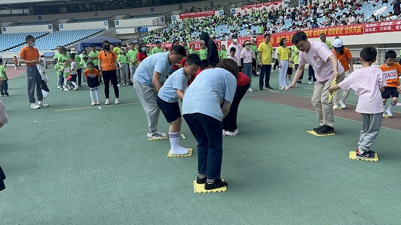 4二（1）班 朱皓楠-踏石過(guò)河照片.jpg