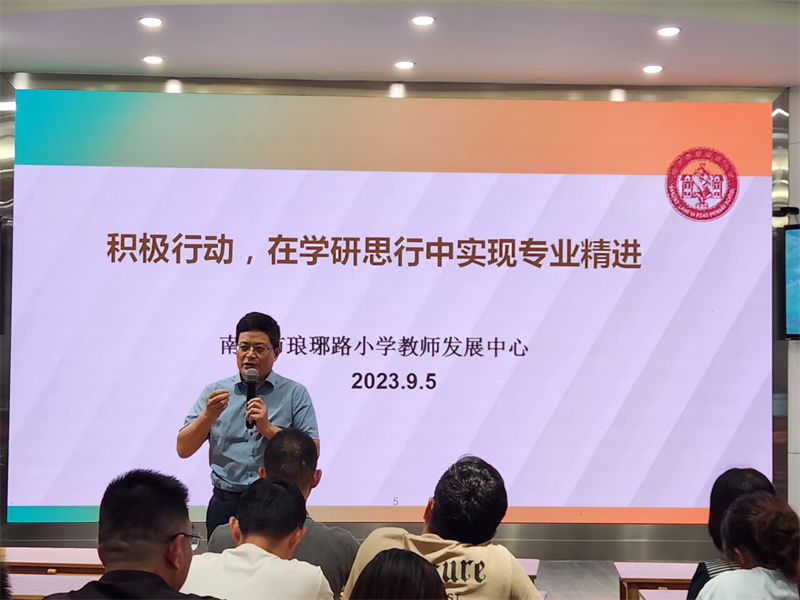 5.胡校長(zhǎng)發(fā)言.jpg